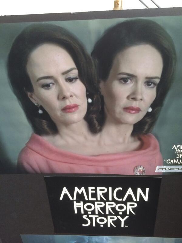 Сара Полсон сыграет сиамских близнецов в новой American Horror Story - Изображение 2 Сара Полсон сыграет сиамских близнецов в новой American Horror Story - Изображение 2