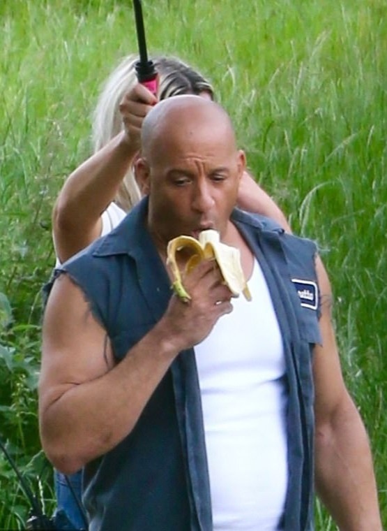 Вин Дизель кушает банан на первых кадрах со съемок «Форсажа 9» | - Изображение 2