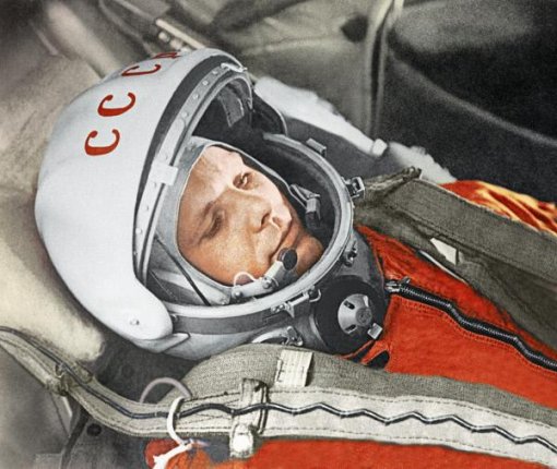 Нейросети раскрасили поздравление Гагарина с первой годовщиной полёта в космос